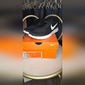 Nike Women's Black and White Athletic Shoes